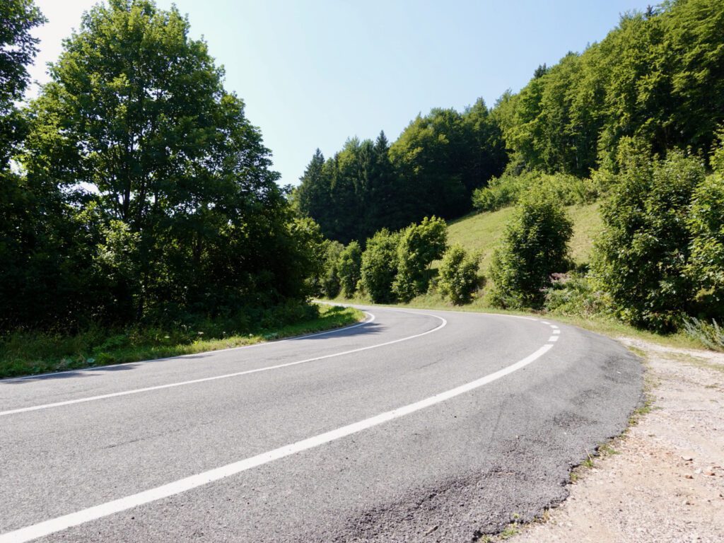 Prachtig asfalt om af te dalen of te klimmen op de fiets in de Veneto