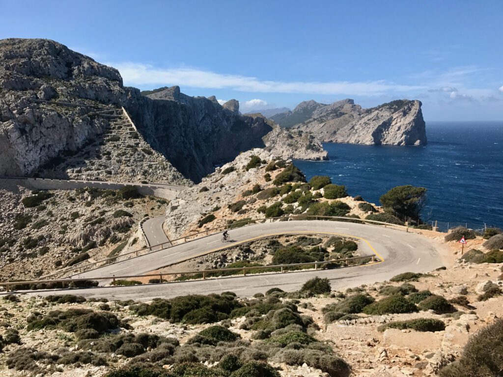 De prachtige weg naar Cap Formentor met uitzicht over de zee. Een must voor elke fietser die aan het fietsen is op Mallorca