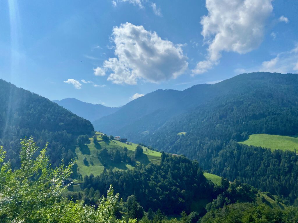 Mooi uitzicht op de klim naar de rosengarten tijdens fietsen in Zuid-Tirol