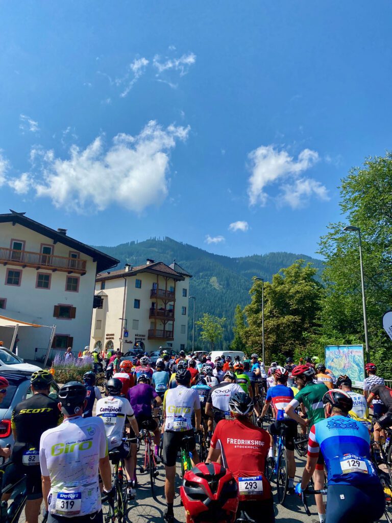 Giro Dolomiti peloton