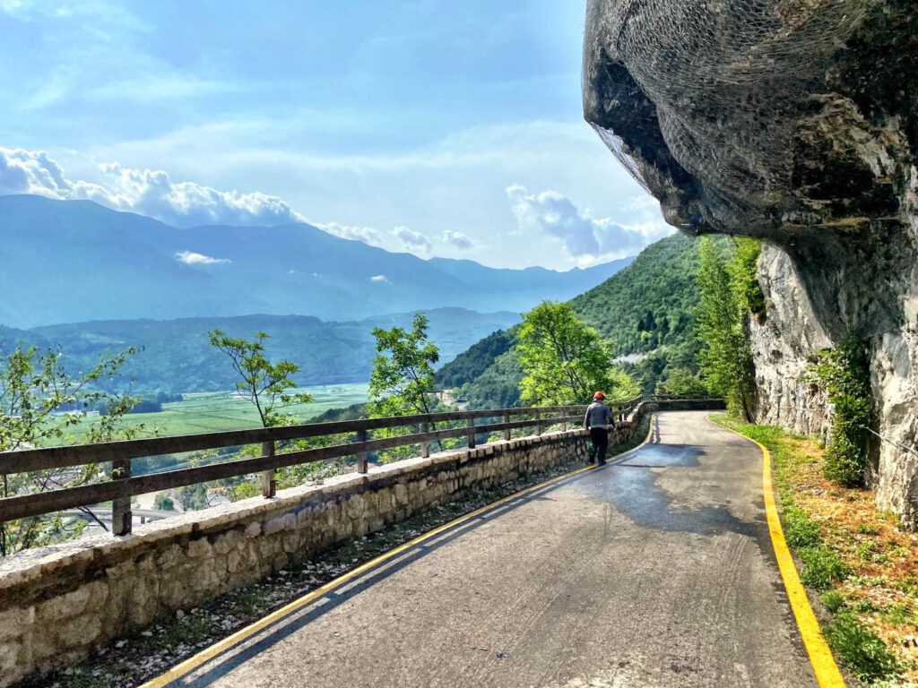 Aan de weg werken op de klimmetjes in Trentino