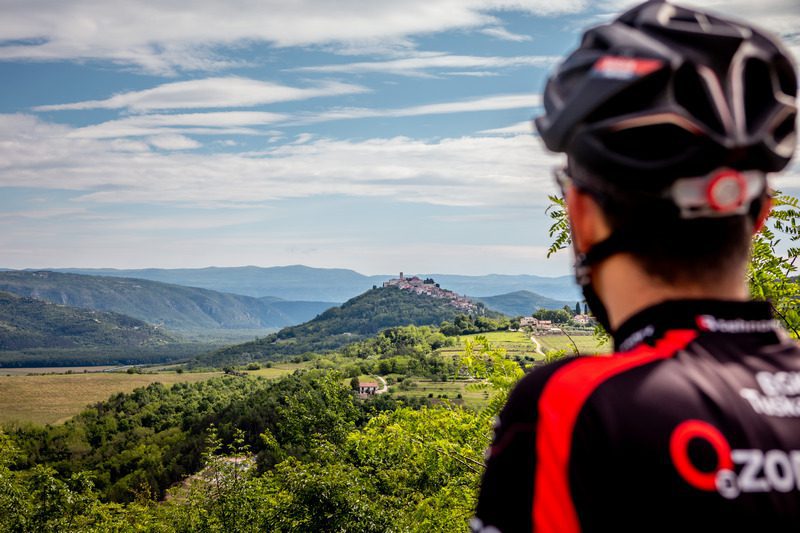 Fietsen in Slovenië geeft prachtige utizichten.