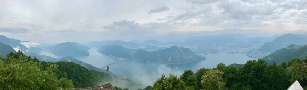 Uitzicht over het meer van Lugano vanaf 'Monte Sighignola' ook wel het Balcone d'Italia. 