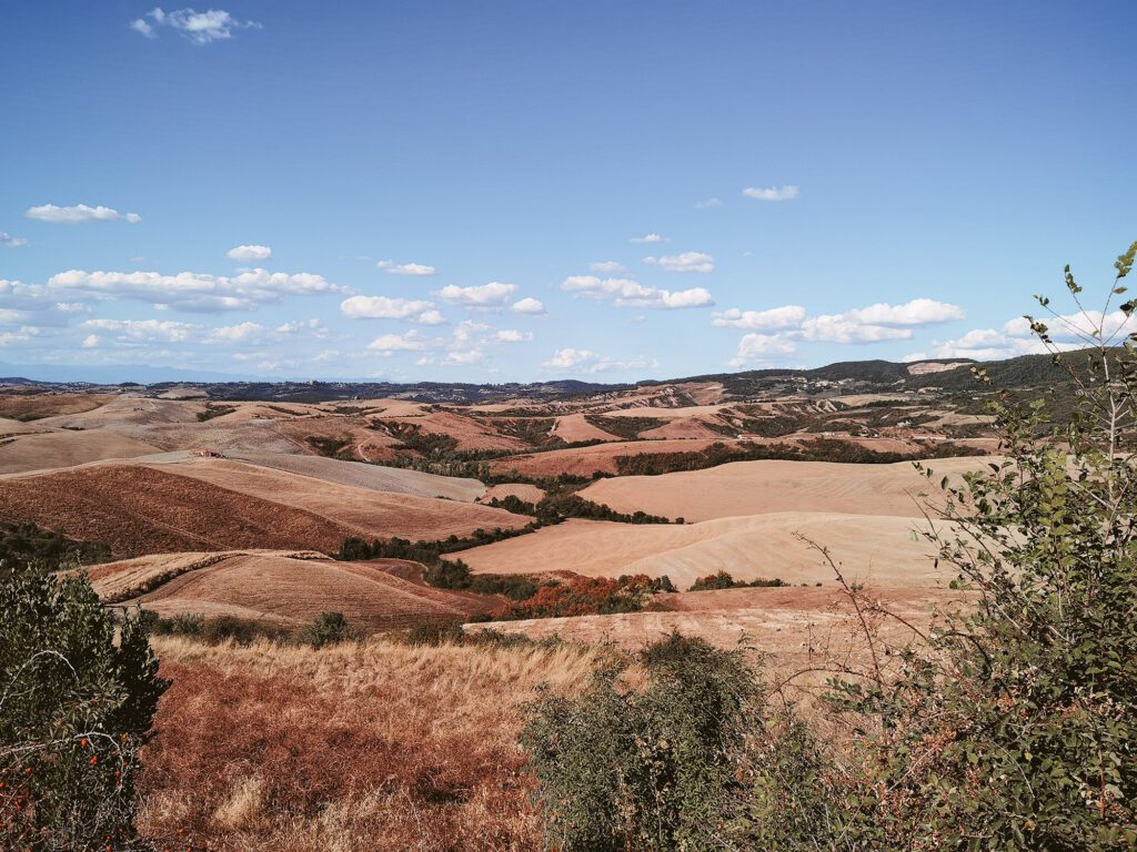 mooie vergezichten over de glooeiende heuvels in Toscane