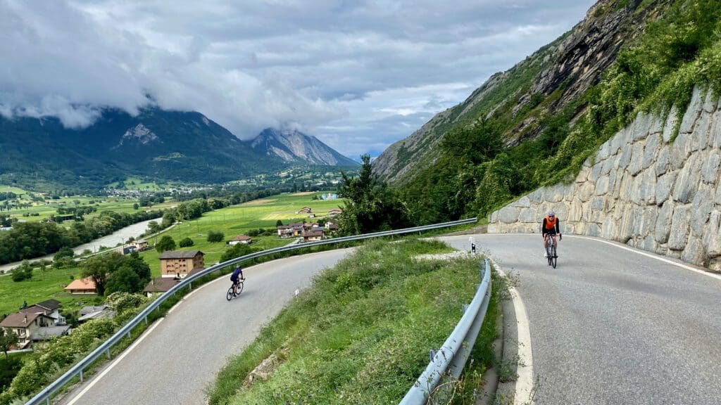 Prachtige Switchbacks omhoog richting Crans Montana
