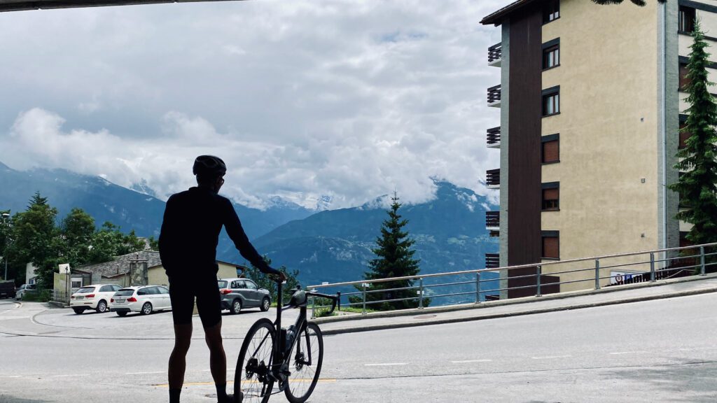 Alain verlaat het hotel met zicht op de prachtige bergen