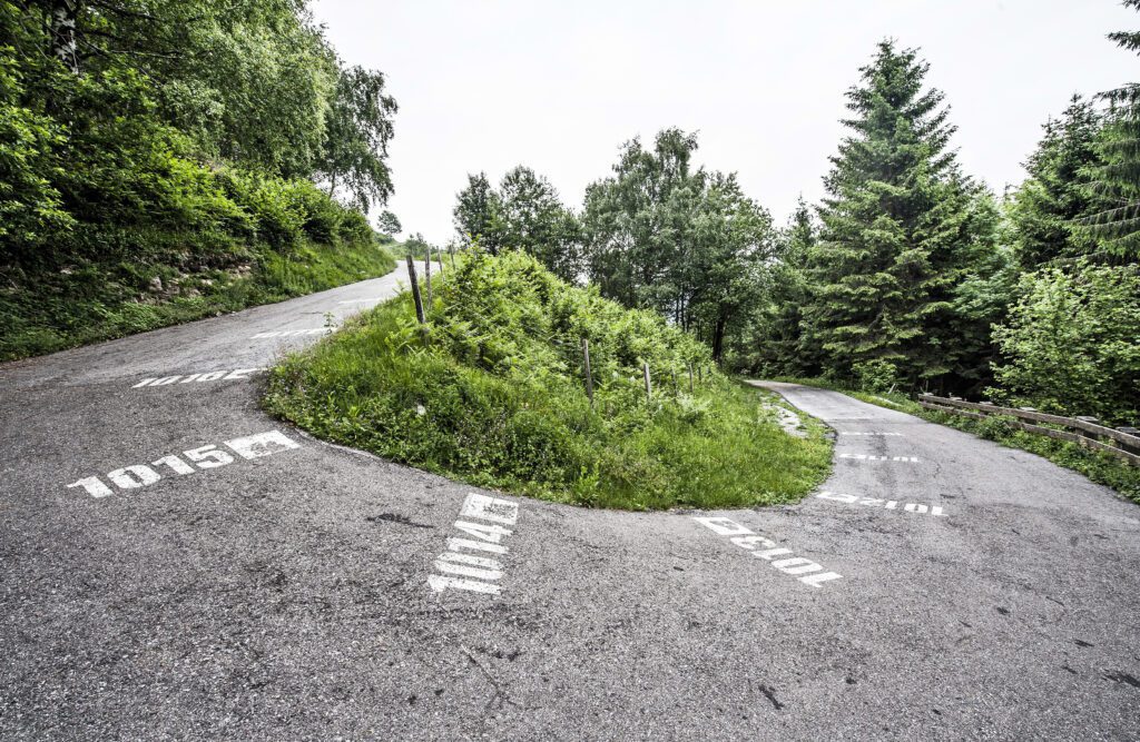 Een van de steile bochten op de Muro di Sormano