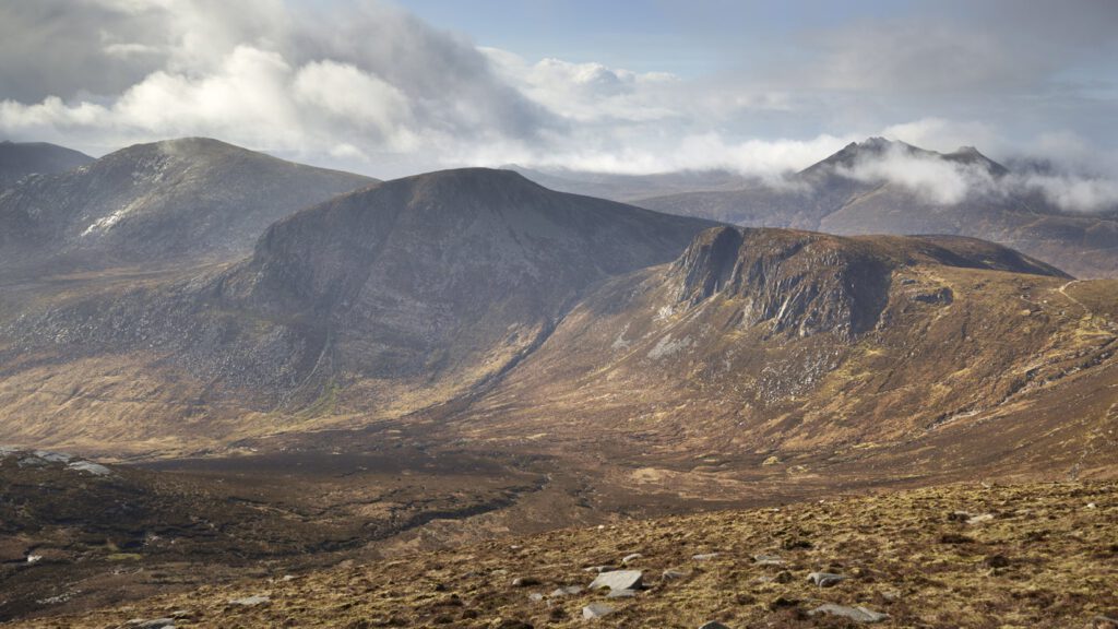 De Dramatische Mourne Mountains, Noord Ierland, waar je mooi kunt fietsen