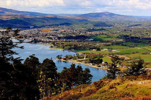 Uitzicht op het stadje Rostrevor in Noord-Ierland.