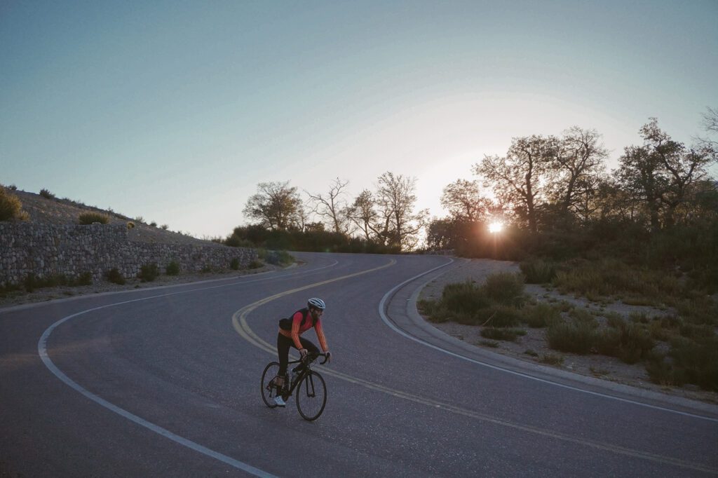 fietsen in Patagonië, patagonia, cycling, cycling argentina, argentinië, roads, roads like these, alessandro salvaggio, asimismo