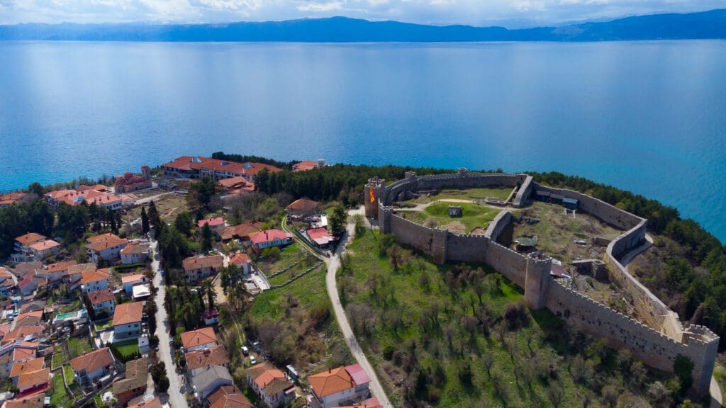 ohrid meer, fietsen in noord-macedonië, noord-macedonië, fietsen rond het ohrid meer, meer ohrid, fietsen in noord macedonië, fietsen op de balkan