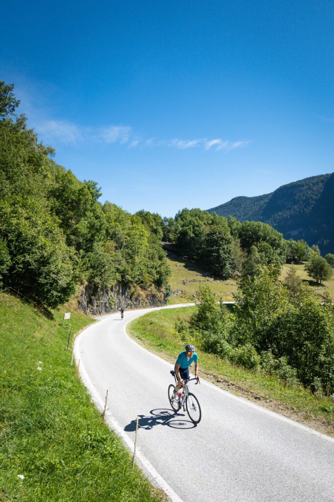Sander op de klim naar emosson om te fietsen in valais