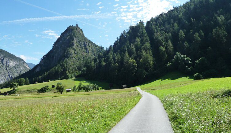 De Inntal radweg door het dal van de Inn in Tirol