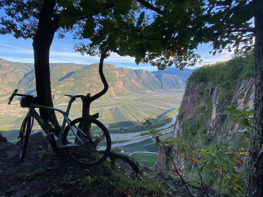 Uitzicht over de vallei bij Bolzano in Zuid-Tirol