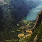 de prachtige lysefjord klim in Noorwegen