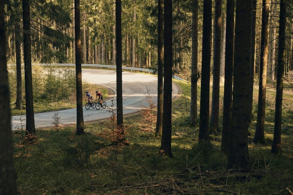 Klimmen naar de Rhein Weser Turm in Sauerland op de fiets