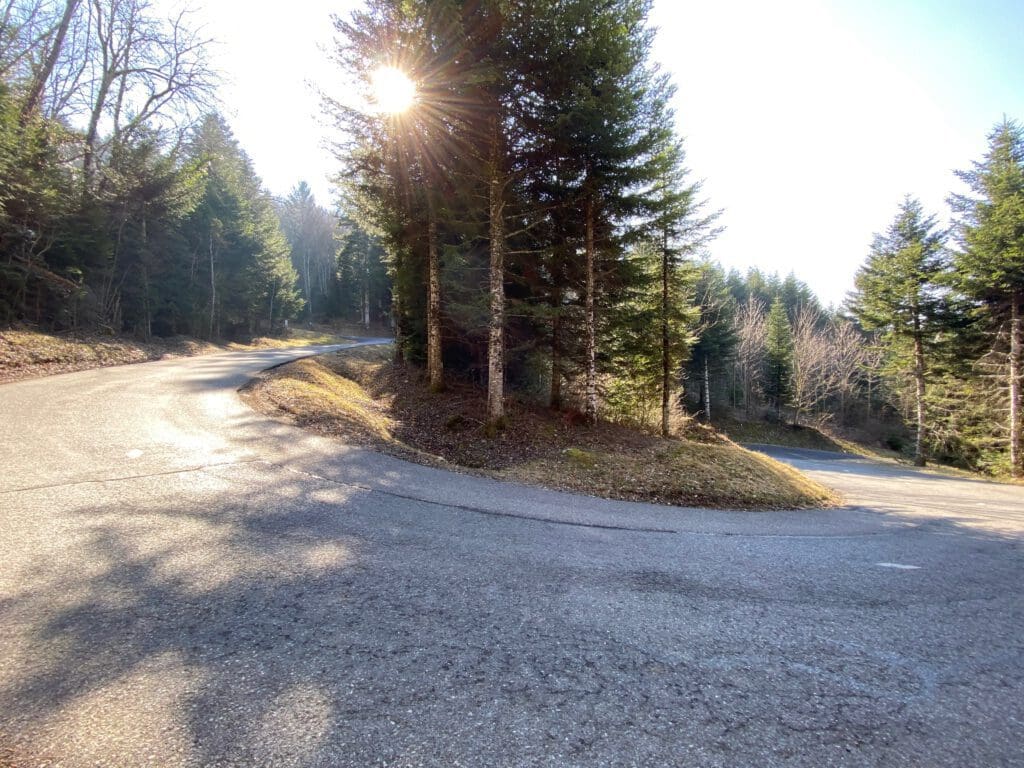 Switchbacks, haarspeldbochten zijn mooi hier op col de la croisette, fietsen in genève