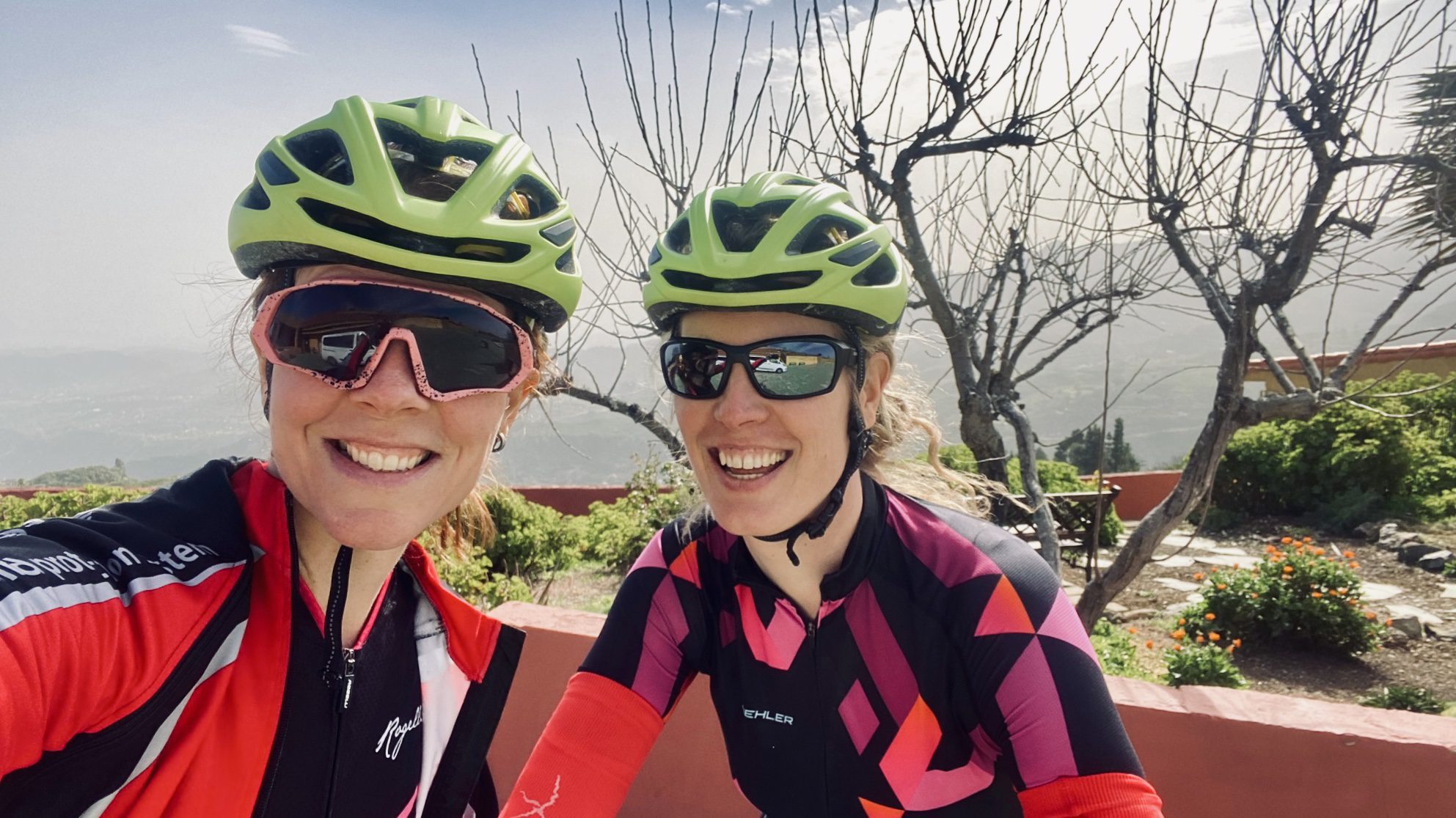 Kim en Ruth tijdens het fietsen op Gran Canaria