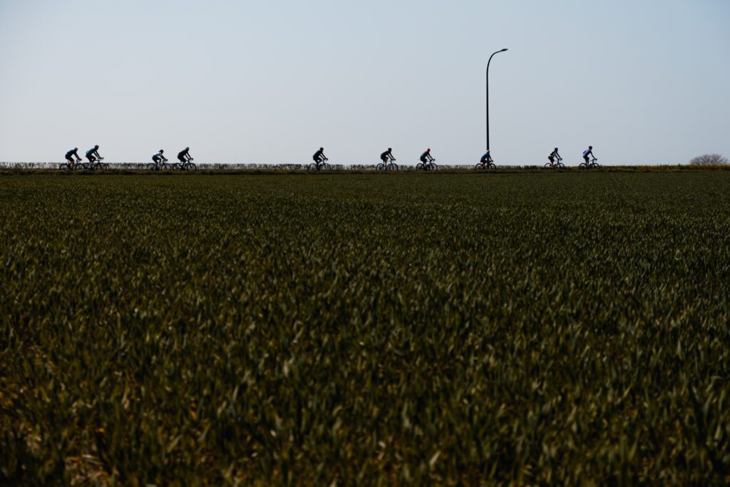 fietsers in de verte, Vlaanderen, cycling, fietsen, fiets, wielrennen