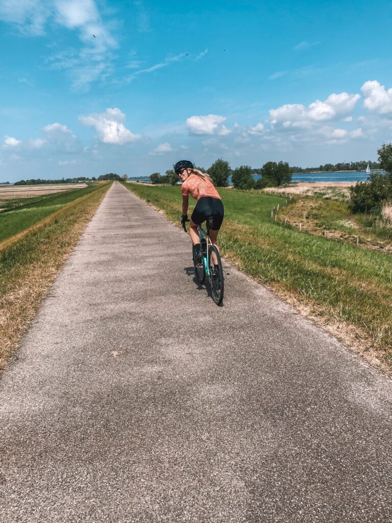 Nynke, fietsen, maas, schaapjes, schapen, gravelpad, brabant, cycling, wielrennen, gravelen