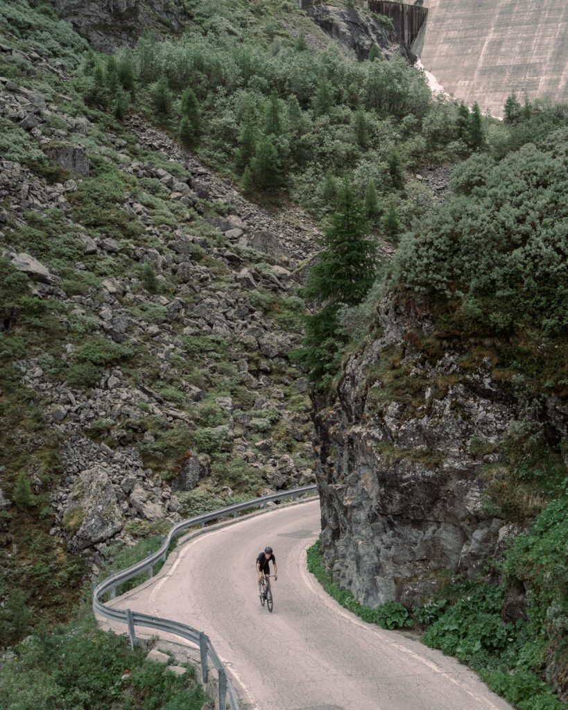 fietsen in valais, fietsen in zwitserland, fietsen, racefietsen, wielrennen, beklimming, uitzicht, valais, crans-montana, sander kolsloot, bordjes, shimano, optimum