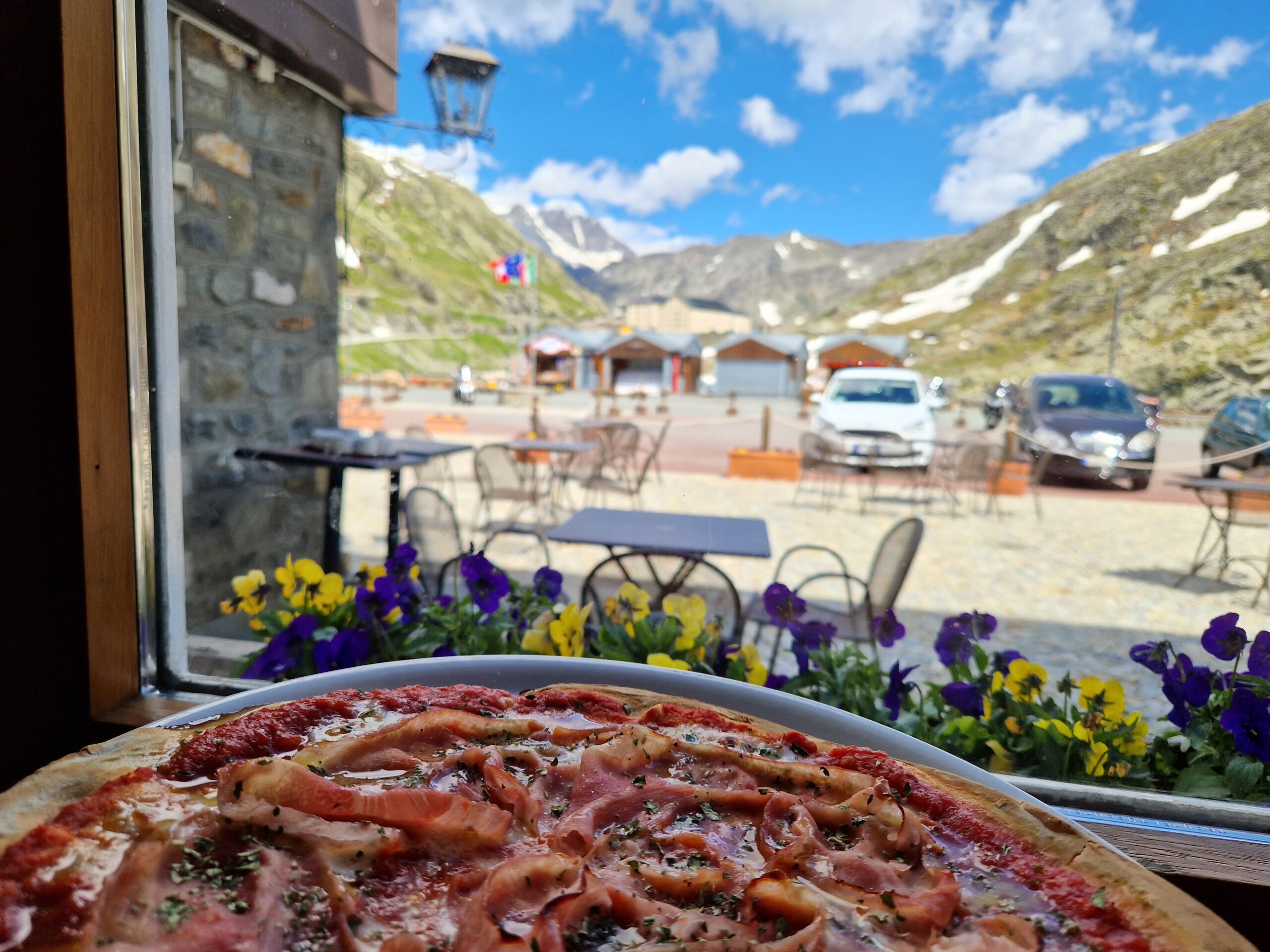 grand saint bernard, fietsen, zwitserland, fietsen in zwitserland, fietsen in valais, klimmen, klim, col du grand saint bernard, valais, suisse, switzerland, pizza eten op de top, pizza