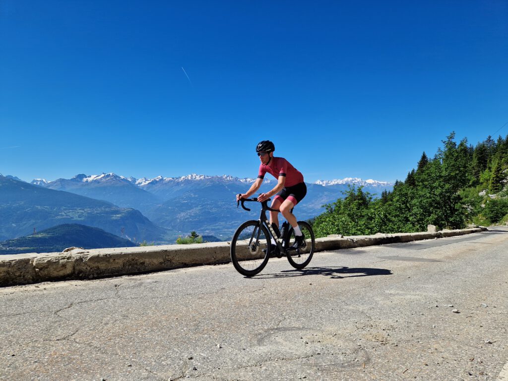 klimmen, fietsklim, bankje, lac de tseuzier, stuwmeer, stuwdam, valais, fiets, fietsen in valais, fietsen in zwitserland, racefiets, wielrennen, wielrennen in zwitserland, wielrenvakantie, fietsen in anzère, uitzicht, bergen, rotsen, zwitserland, fietsvakantie zwitserland, fietsvakantie anzère, wielrennen in anzère, wielrenvakantie anzère.