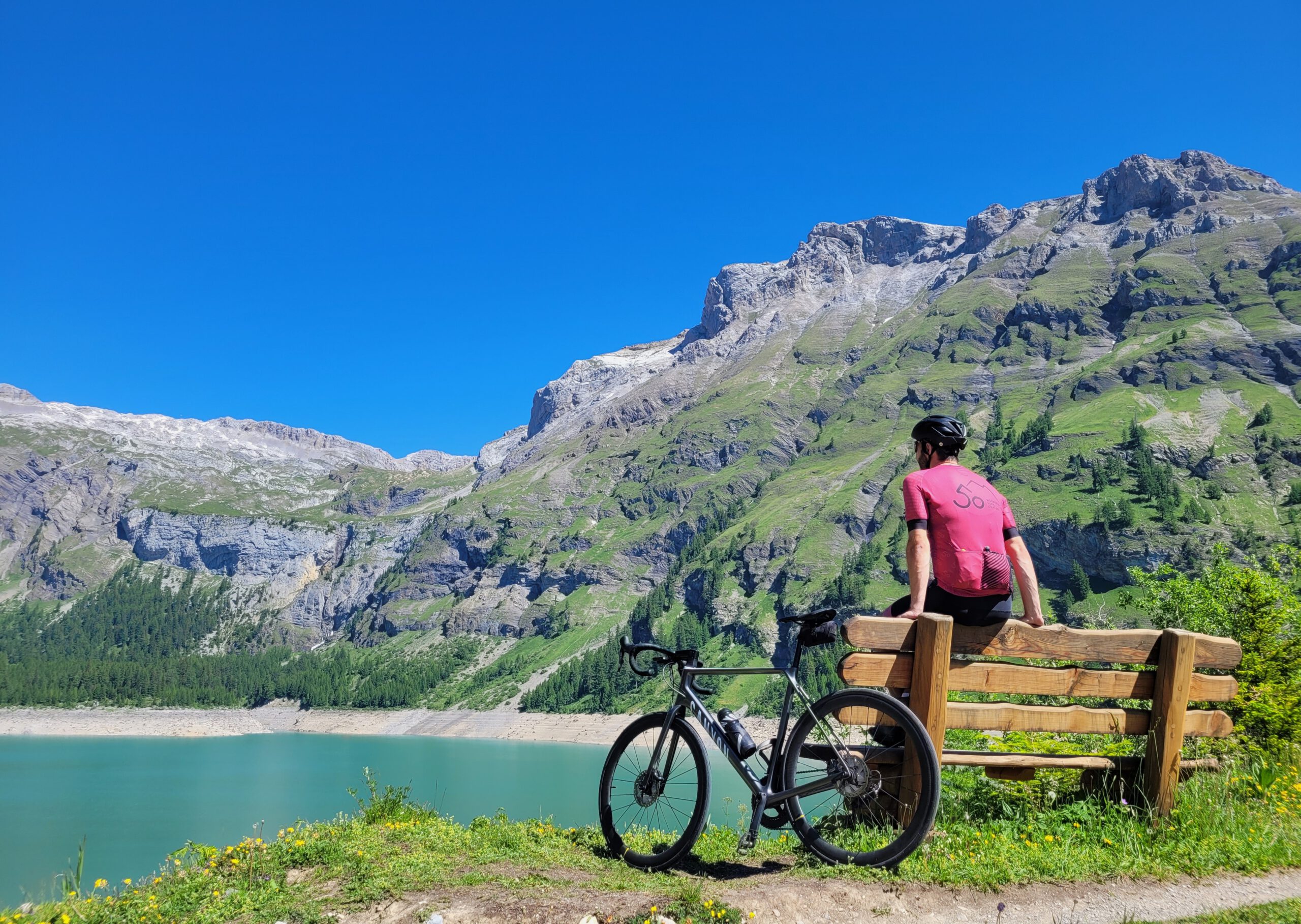 bankje, lac de tseuzier, stuwmeer, stuwdam, valais, fiets, fietsen in valais, fietsen in zwitserland, racefiets, wielrennen, wielrennen in zwitserland, wielrenvakantie