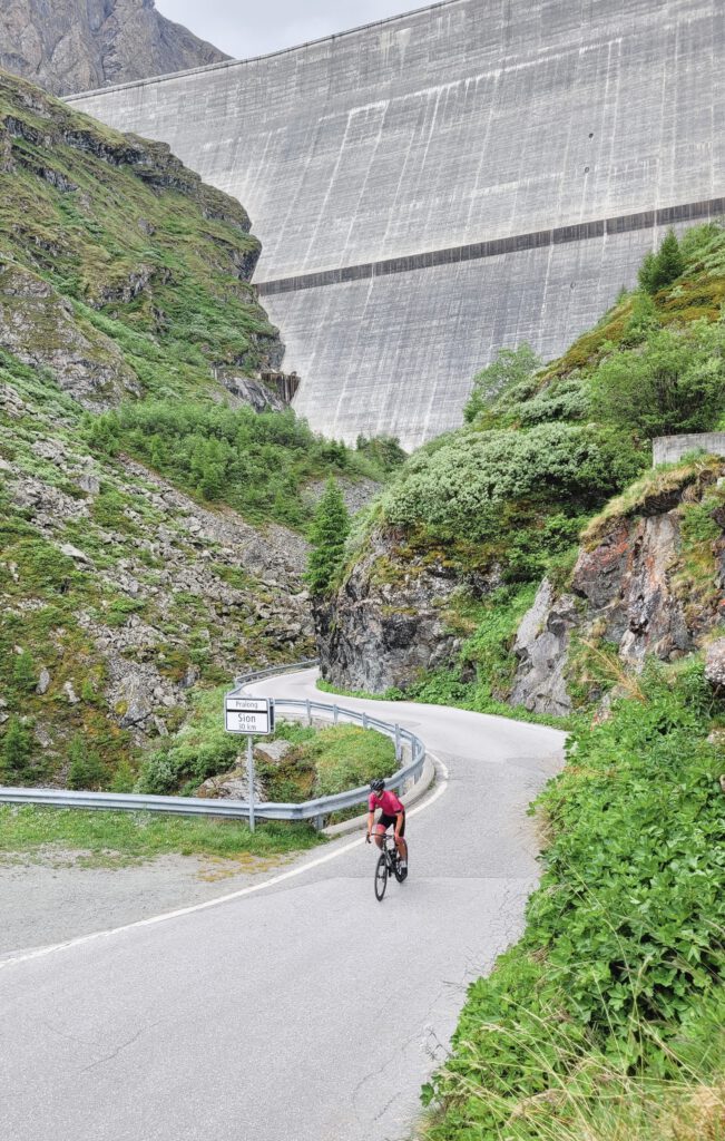 barrage de la grand-dixence, grand-dixence, dixence barrage, fietsen in valais, fietsen naar grand-dixence, stuwmeer, stuwdam, erwin en erwin, mountain high chasers, fietsen in anzère, uitzicht, bergen, rotsen, zwitserland, fietsvakantie zwitserland, fietsvakantie anzère, wielrennen in anzère, wielrenvakantie anzère.