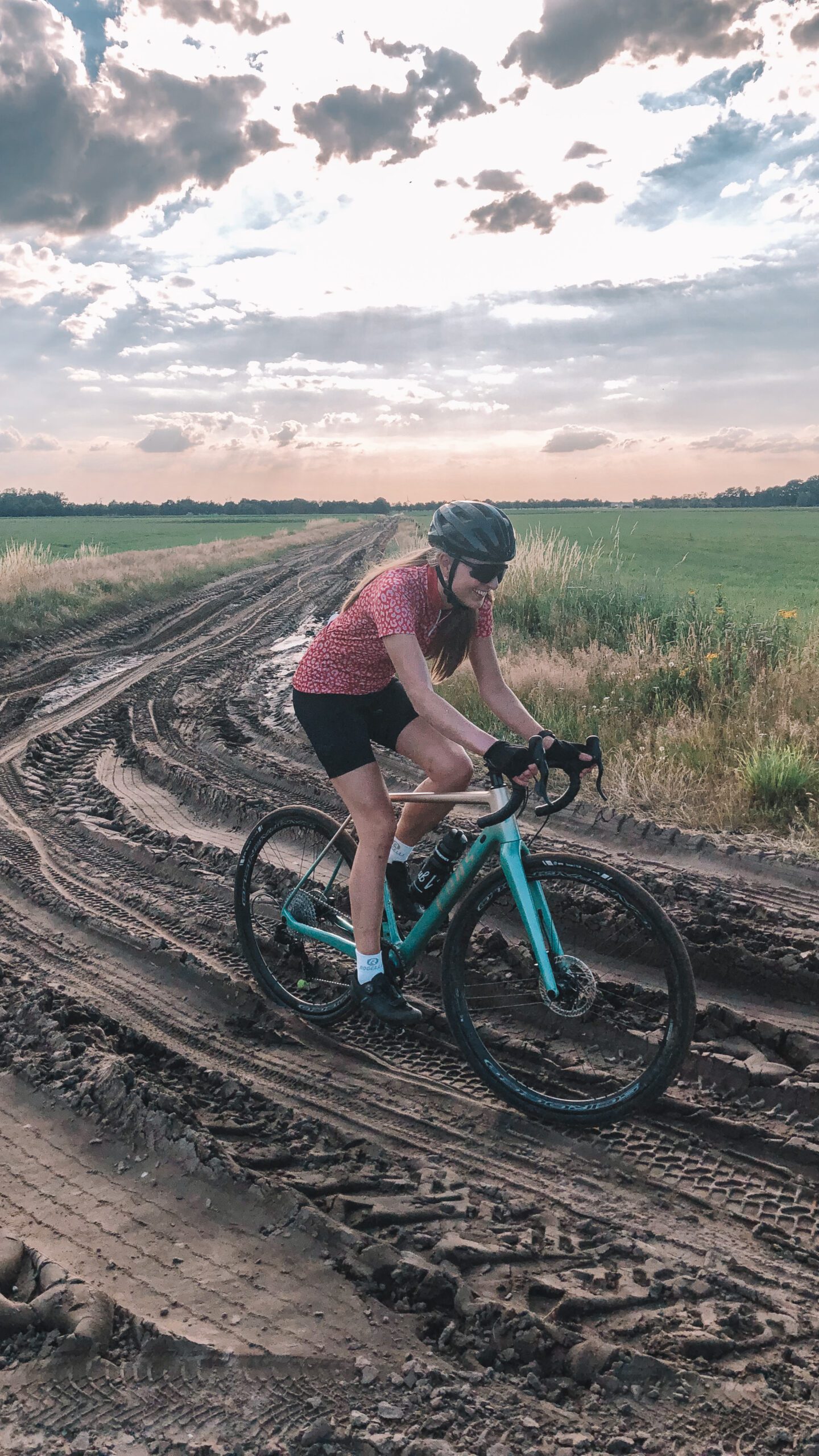 nynke, gravel, chaam, nynke in brabant, fietsen in brabant, fietsen in chaam, fietsen met gravelbikes, gravelfietsen in brabant, gravelen in brabant