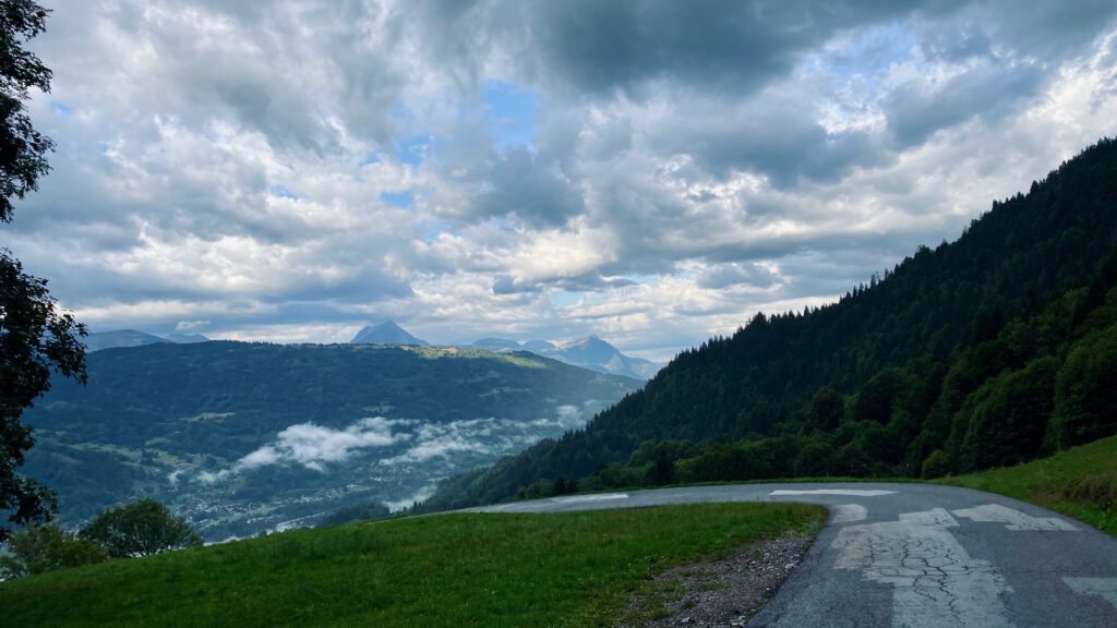 Zicht op Samoens, fietsen in Frankrijk, fietsen in Savoie Mont-Blanc, Savoie-mont-blanc, haute-savoie, savoie, fietsvakantie frankrijk, fietsvakantie in frankrijk, joux-plane, col de joux-plane, samoëns, Sander Kolsloot, Etxeondo