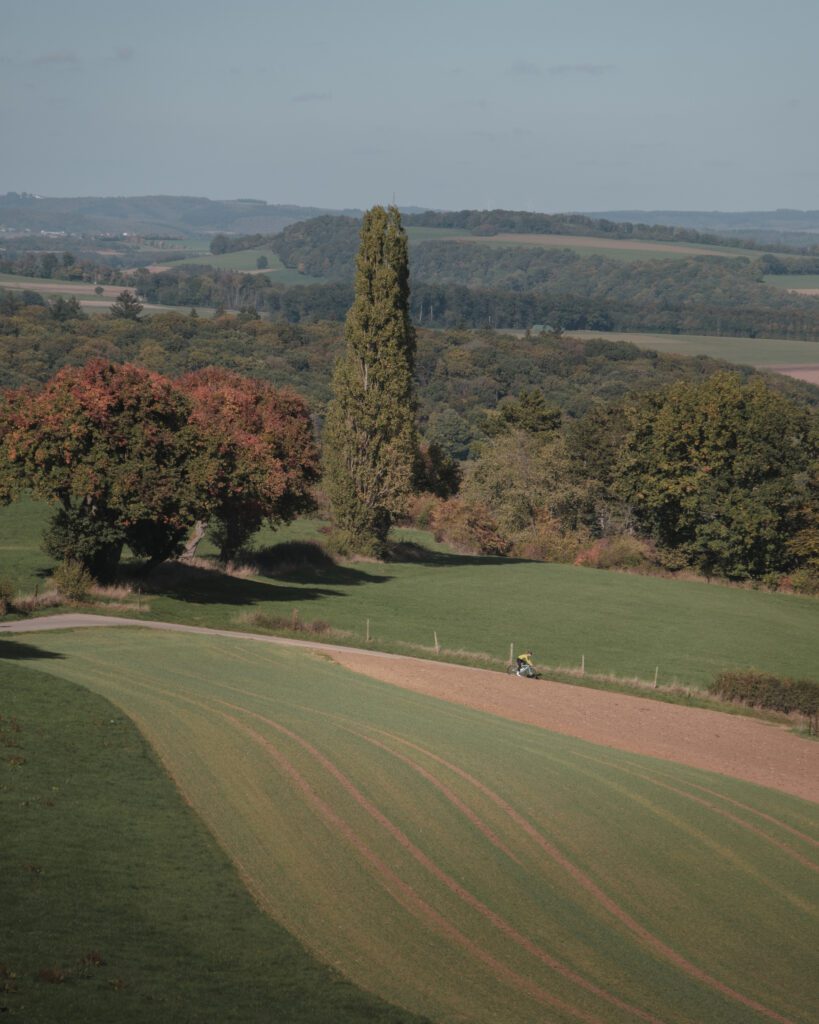 luxemburg in een notendop, fietsen in luxemburg, luxemburg, fietsen, fietsvakantie, fietsvakantie in luxemburg, wielrennen in luxemburg, uitzicht, velden, groen, herfst