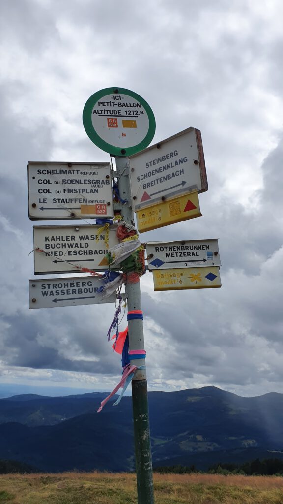 petit ballon, col du petit ballon, fietsen in frankrijk, fietsen in de vogezen, vogezen, fietsen elzas, top petit ballon, fietsvakantie frankrijk, fietsvakantie elzas, sign, wegwijzer