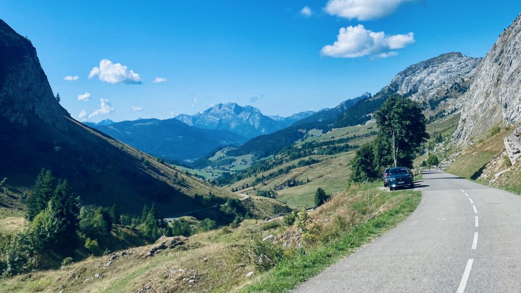 afdaling col de la colombière, fietsen in frankrijk, fietsen in savoie mont blanc, afdaling