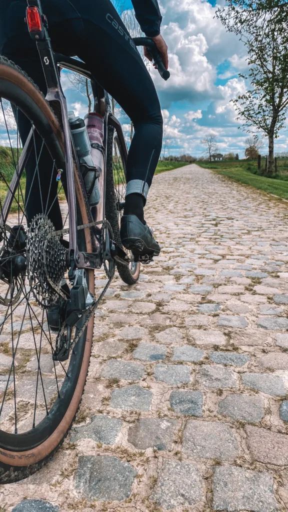gravelbike, gravel in west-zeeuws-vlaanderen, kasseien, kasseistrook, zeeland, fietsroute zeeland, gravelroute zeeland