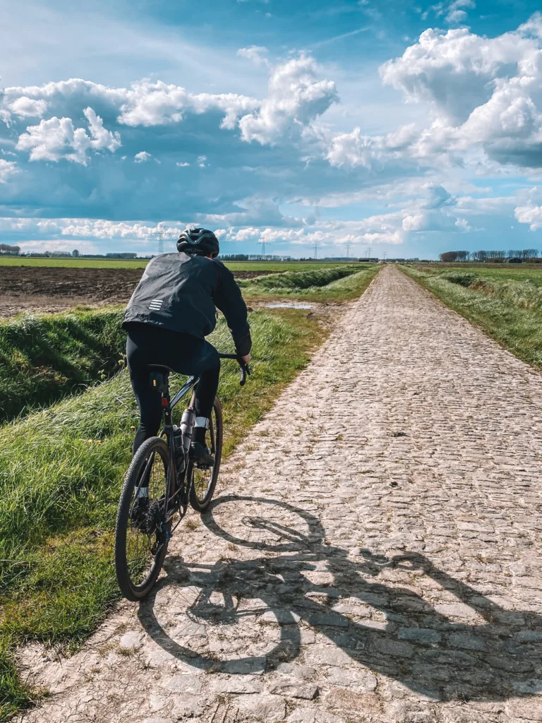 gravelbike, gravel in west-zeeuws-vlaanderen, kasseien, kasseistrook, zeeland, fietsroute zeeland, gravelroute zeeland