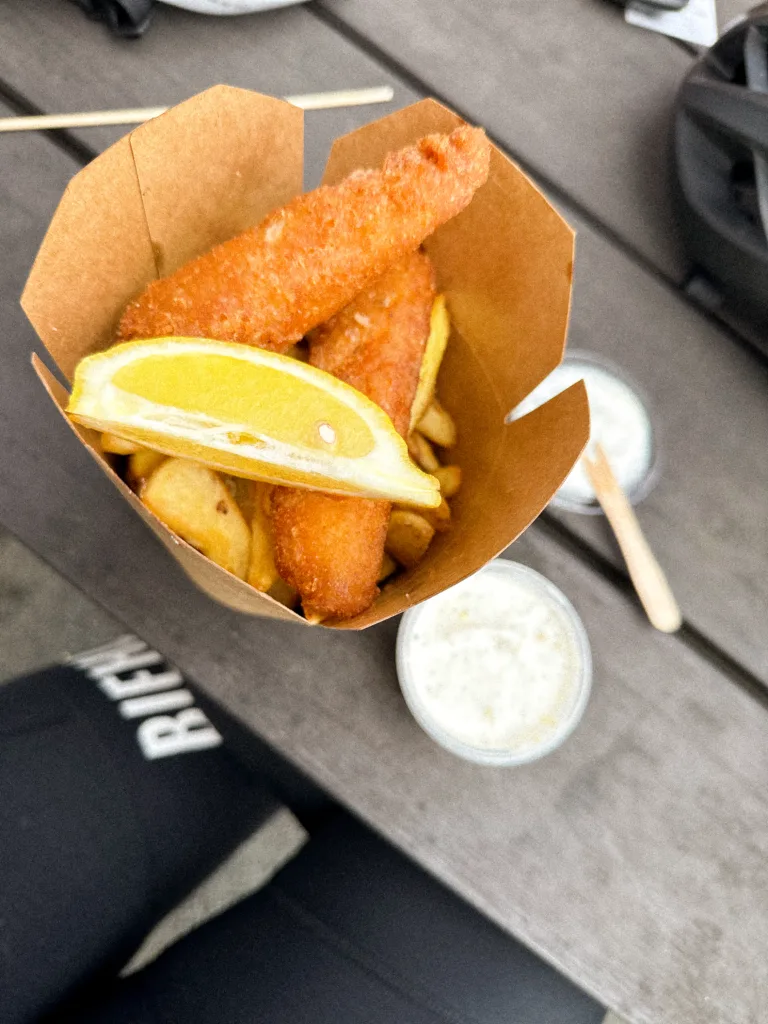 fish and chips, fietsen op funen, funen, bike island fyn, fietsen op fyn, herregårdsruten, biehler, andrea lodder, Denmark, fietsen in Denemarken