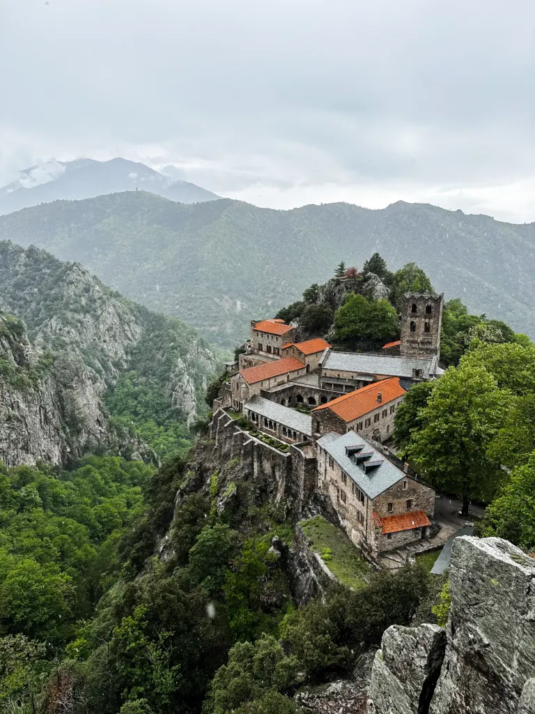 Pyrénéés-Orientales, abdij de St Martin de Canigou, fietsen in de Pyrénéés-Orientales, Fietsen in Frankrijk.