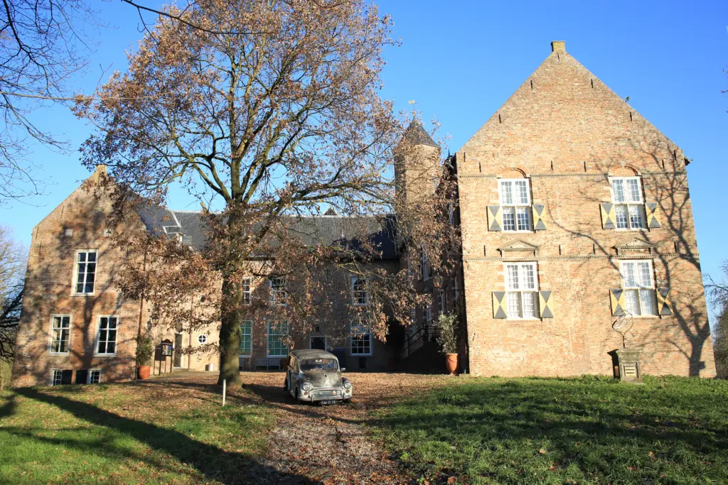 Griezel Gravelroute Kasteel Waardenburg, Kasteel Waardenburg